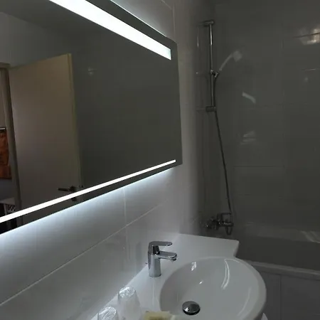 Отель Le Relais Du Bellay